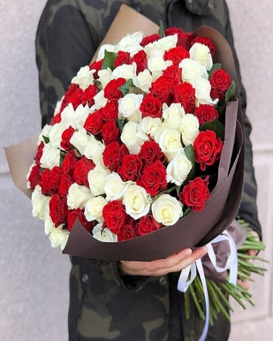 50-adet-kirmizi-beyaz-gul-buketi